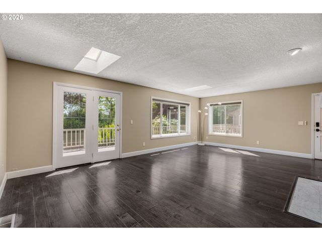 1522 Ne MARINE Dr, Portland, OR 97211