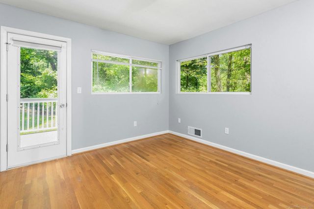 5 Wakerobin Road, Norwalk, CT 06851