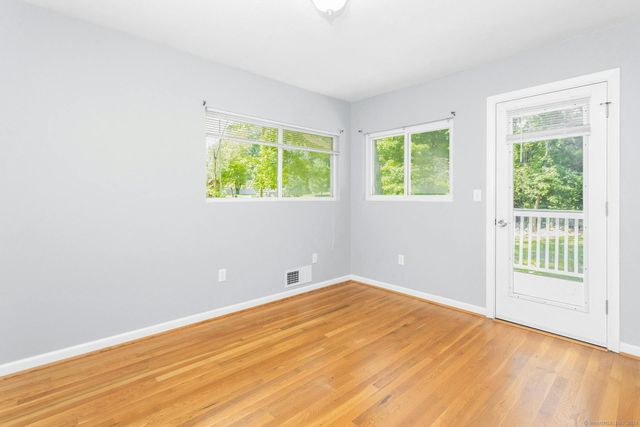 5 Wakerobin Road, Norwalk, CT 06851