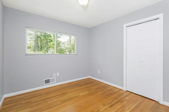 5 Wakerobin Road, Norwalk, CT 06851