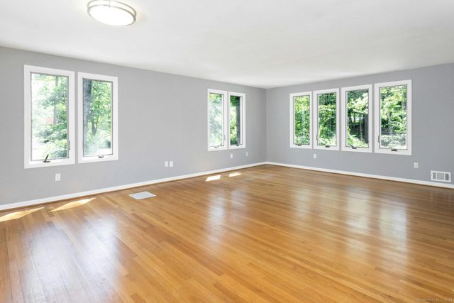 5 Wakerobin Road, Norwalk, CT 06851
