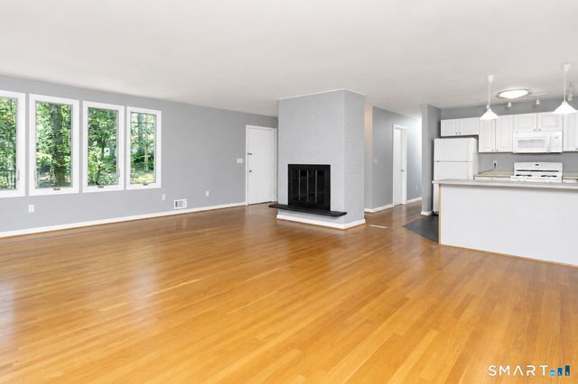 5 Wakerobin Road, Norwalk, CT 06851