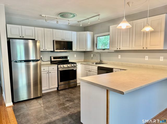 5 Wakerobin Road, Norwalk, CT 06851
