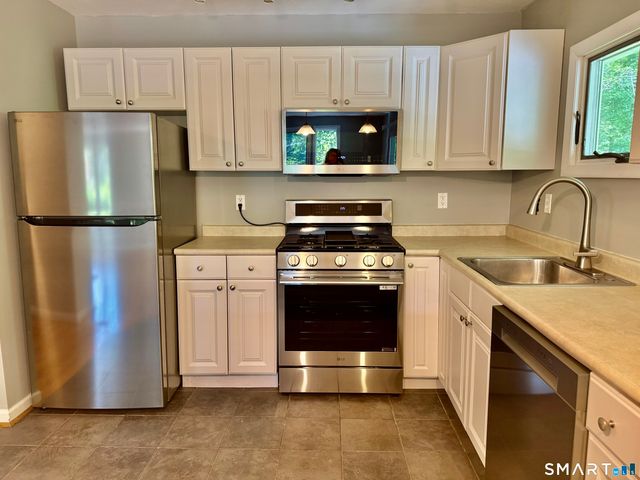 5 Wakerobin Road, Norwalk, CT 06851