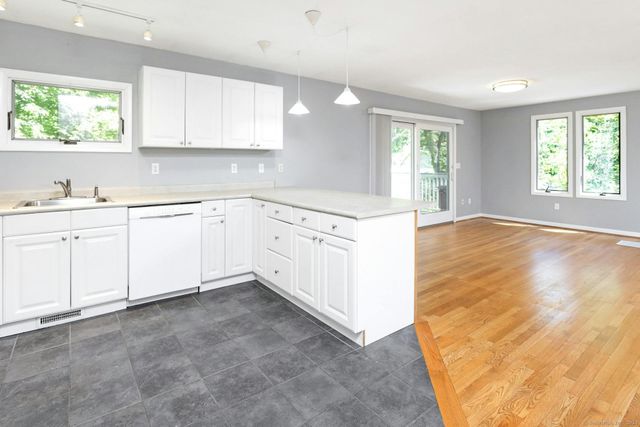 5 Wakerobin Road, Norwalk, CT 06851