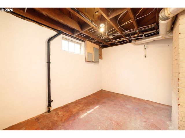 2133 Sw TAYLORS FERRY Rd, Portland, OR 97219