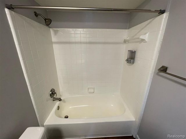 2009 W 14 Mile Road, Royal Oak, MI 48073