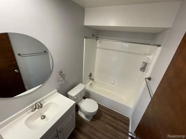 2009 W 14 Mile Road, Royal Oak, MI 48073