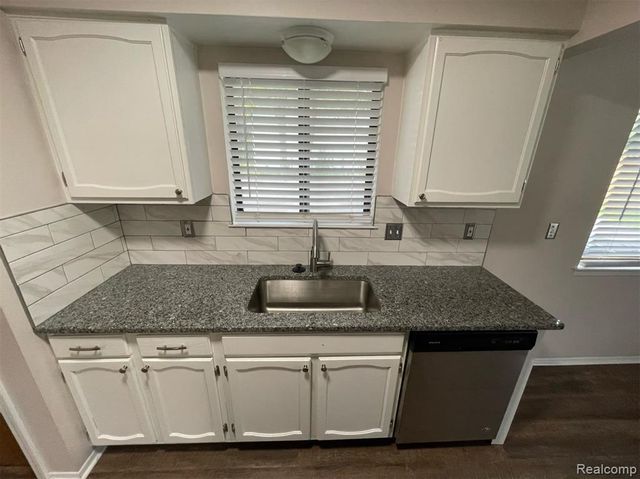 2009 W 14 Mile Road, Royal Oak, MI 48073