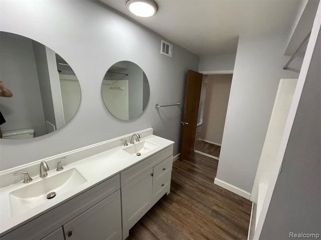 2009 W 14 Mile Road, Royal Oak, MI 48073
