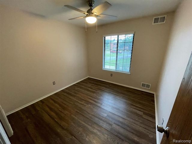 2009 W 14 Mile Road, Royal Oak, MI 48073