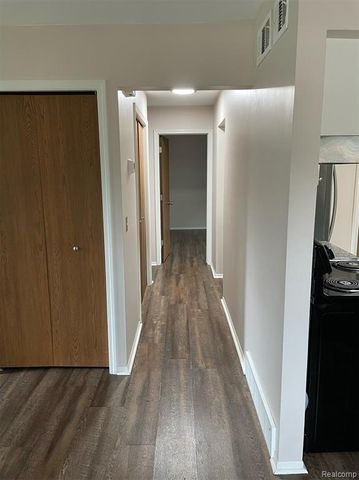 2009 W 14 Mile Road, Royal Oak, MI 48073