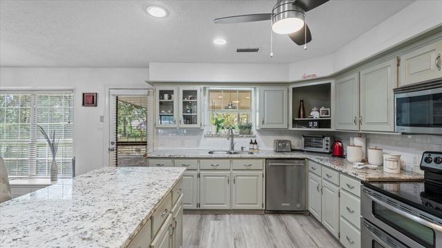 9502 Rolling Oaks Drive, Tomball, TX 77375