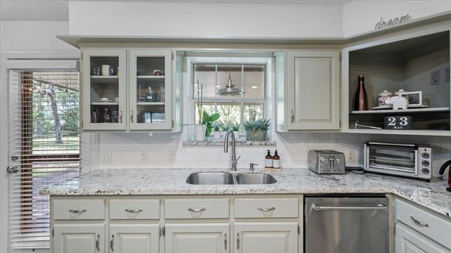 9502 Rolling Oaks Drive, Tomball, TX 77375