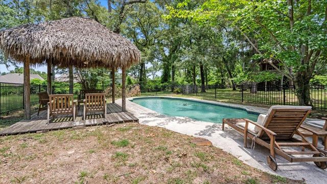 9502 Rolling Oaks Drive, Tomball, TX 77375