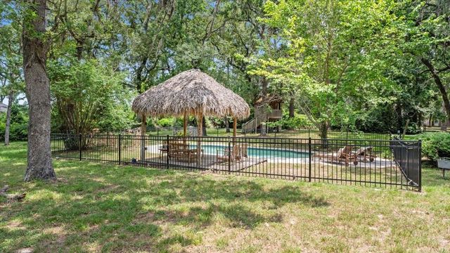 9502 Rolling Oaks Drive, Tomball, TX 77375