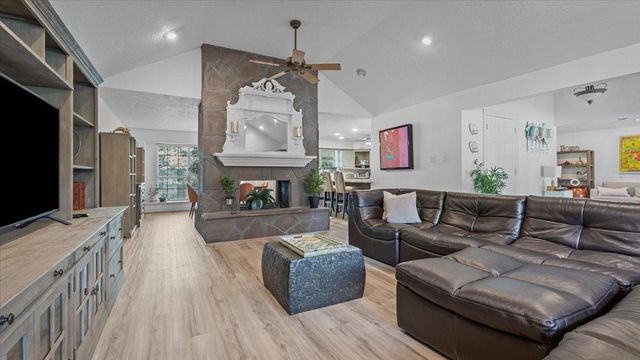 9502 Rolling Oaks Drive, Tomball, TX 77375