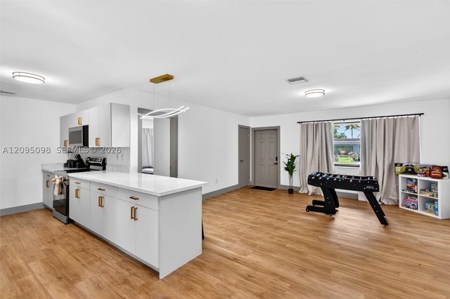 7221 Freedom St, Hollywood, FL 33024