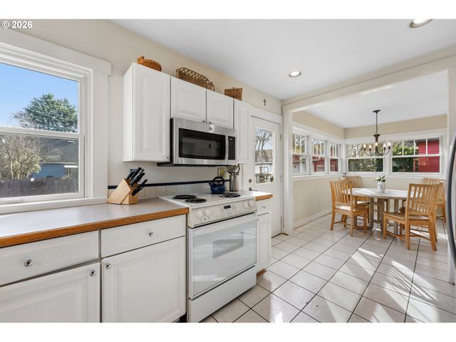 2106 Se KNAPP St, Portland, OR 97202