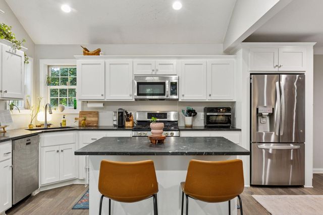 312 Pineview Lane N, Plymouth, MN 55441