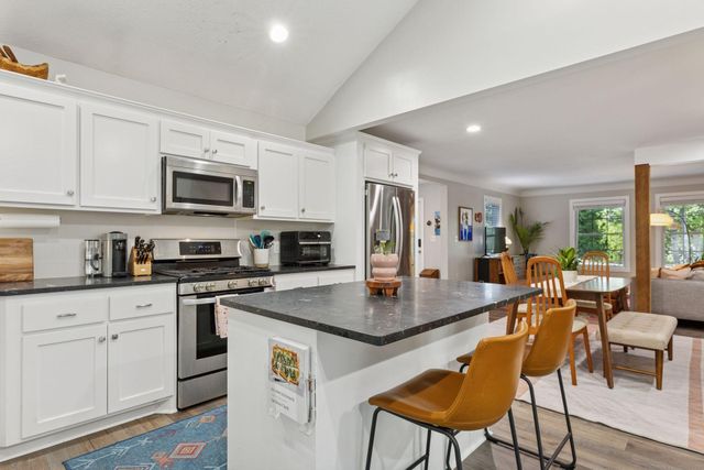 312 Pineview Lane N, Plymouth, MN 55441
