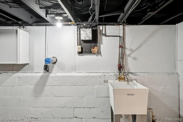 214 W 12 Mile Road, Royal Oak, MI 48073