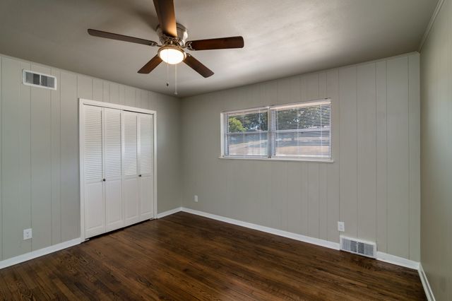 4516 Rolling Hills Drive, Fort Worth, TX 76119