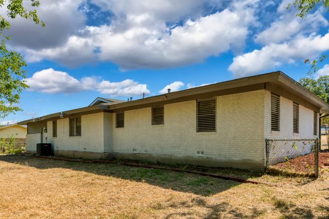 4516 Rolling Hills Drive, Fort Worth, TX 76119