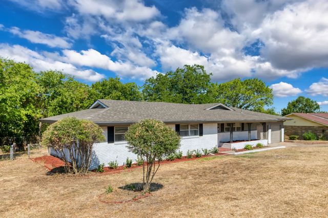 4516 Rolling Hills Drive, Fort Worth, TX 76119