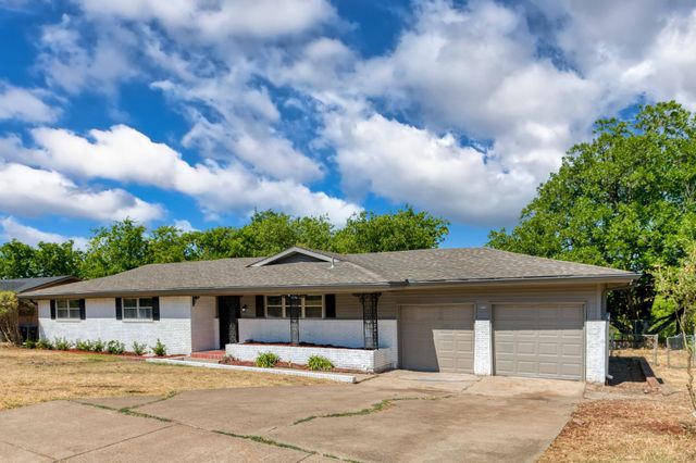4516 Rolling Hills Drive, Fort Worth, TX 76119