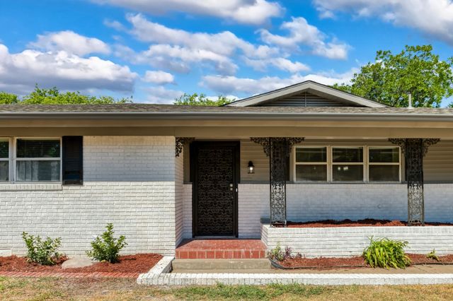 4516 Rolling Hills Drive, Fort Worth, TX 76119