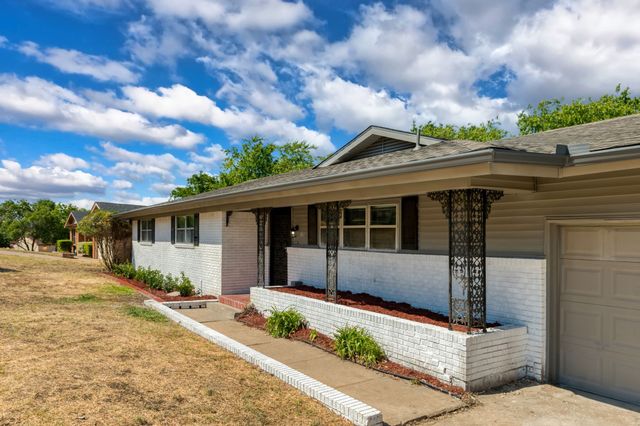 4516 Rolling Hills Drive, Fort Worth, TX 76119