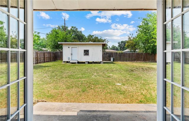 1208 W 2nd St, Alice, TX 78332