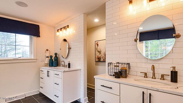 16 Bergen Place, Niskayuna, NY 12309