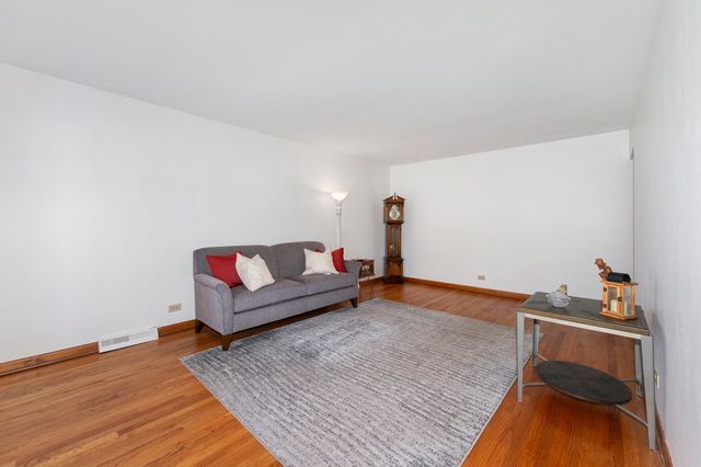 19 W Adams Street, Villa Park, IL 60181