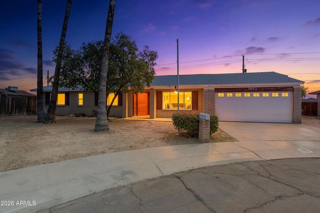 1902 W KERRY Lane, Phoenix, AZ 85027