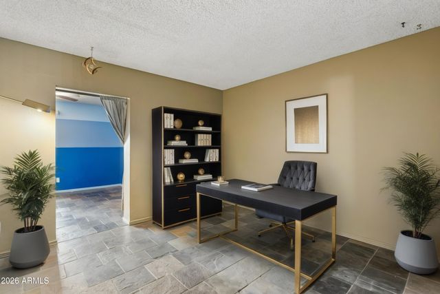 1902 W KERRY Lane, Phoenix, AZ 85027