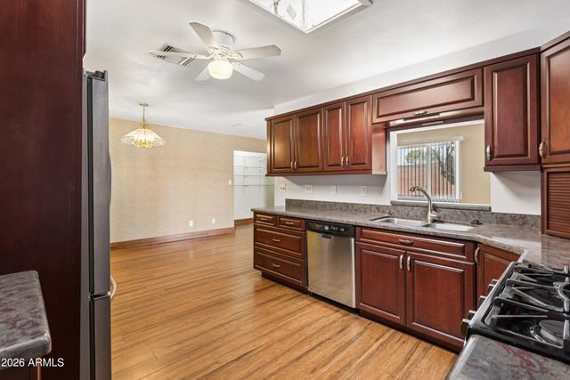 1902 W KERRY Lane, Phoenix, AZ 85027