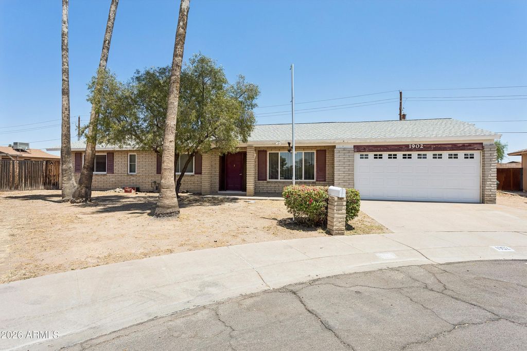 1902 W KERRY Lane, Phoenix, AZ 85027