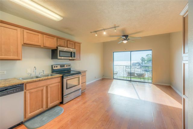 445 Carolcrest Lane 422, Livingston, TX 77351