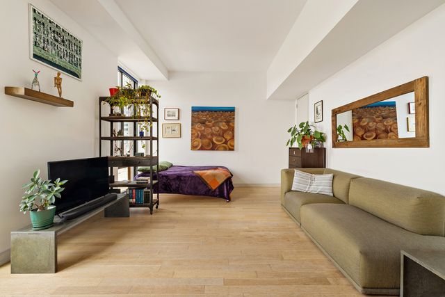 2145 44th Dr, New York City, NY 11101