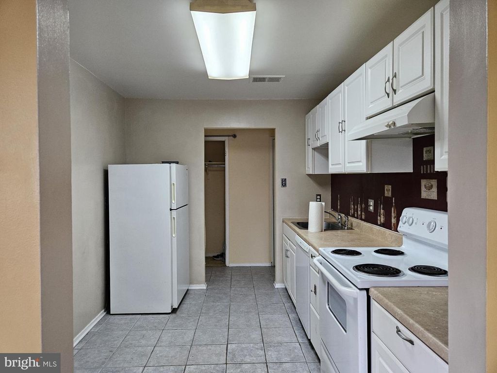 Image 2 of property listing at 511 FLORIDA AVE #201, Herndon, VA 20170