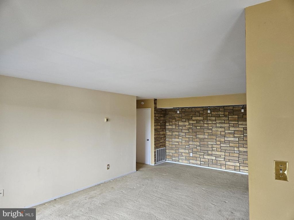 Image 3 of property listing at 511 FLORIDA AVE #201, Herndon, VA 20170