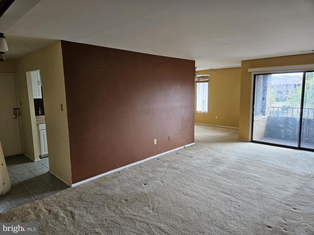 Image 4 of property listing at 511 FLORIDA AVE #201, Herndon, VA 20170