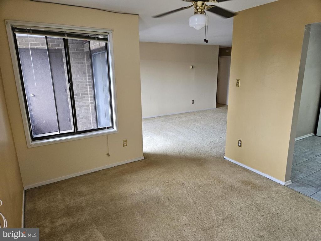 Image 5 of property listing at 511 FLORIDA AVE #201, Herndon, VA 20170