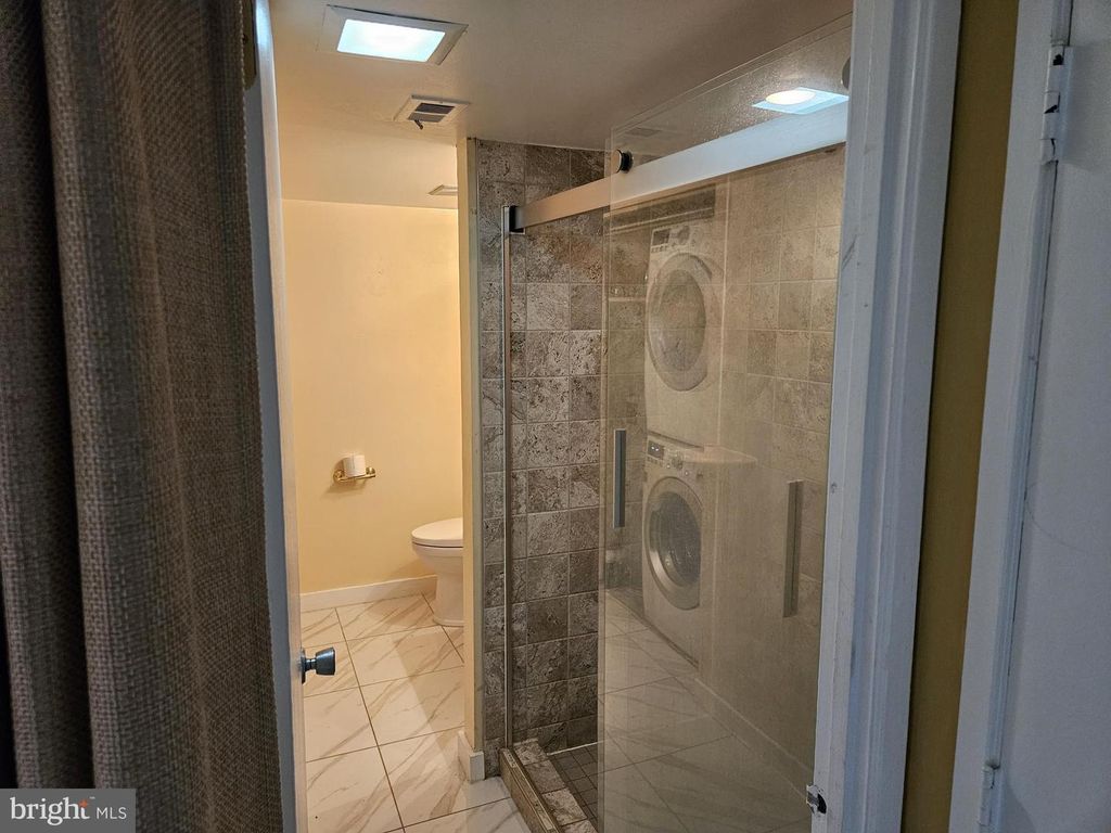 Image 7 of property listing at 511 FLORIDA AVE #201, Herndon, VA 20170
