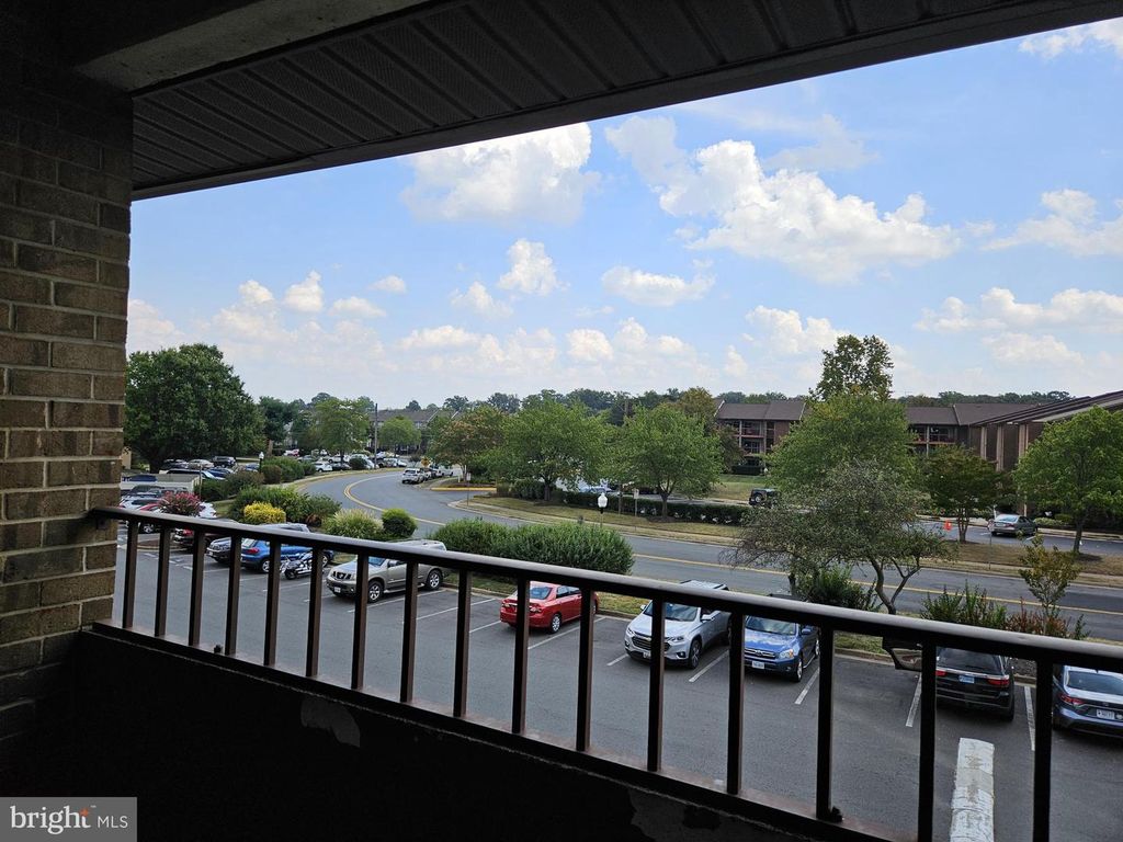 Image 8 of property listing at 511 FLORIDA AVE #201, Herndon, VA 20170