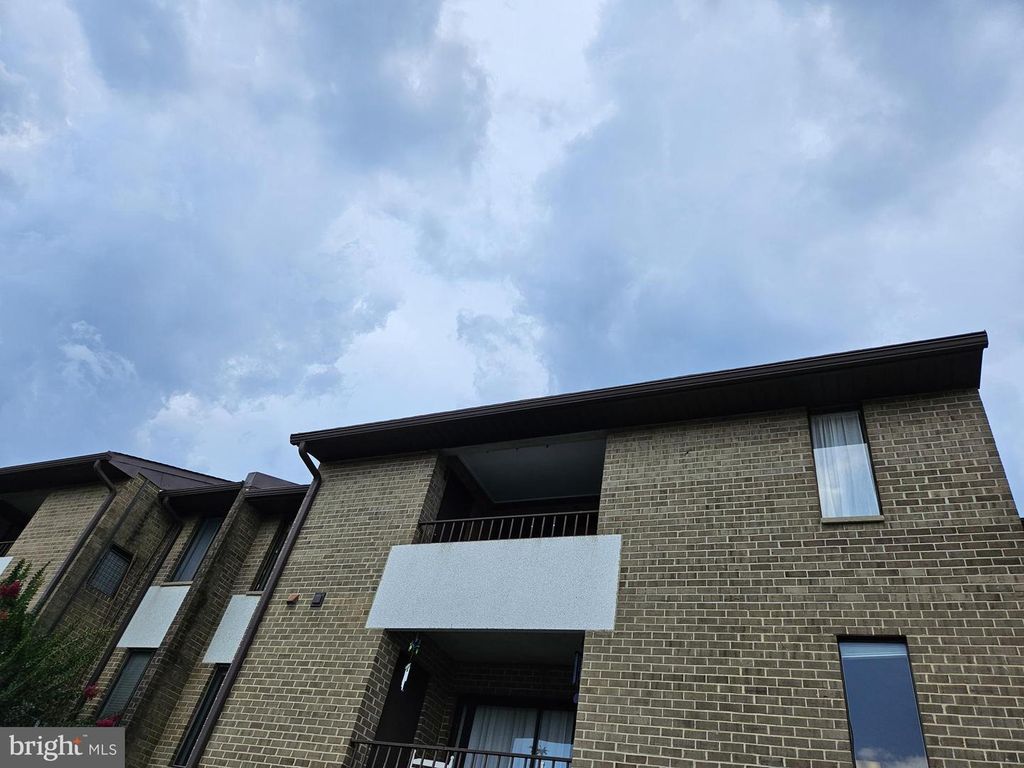 Image 9 of property listing at 511 FLORIDA AVE #201, Herndon, VA 20170