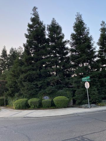 4434 E Wildwood Court, Visalia, CA 93292