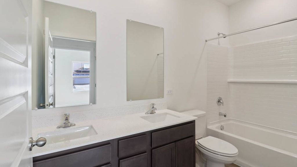 Image 15 of property listing at 1159 Wood Lily Lane, Bartlett, IL 60103